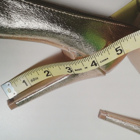 Mettalic Gold Heel Size 8 ⬇️$40 - Picture 6 of 8